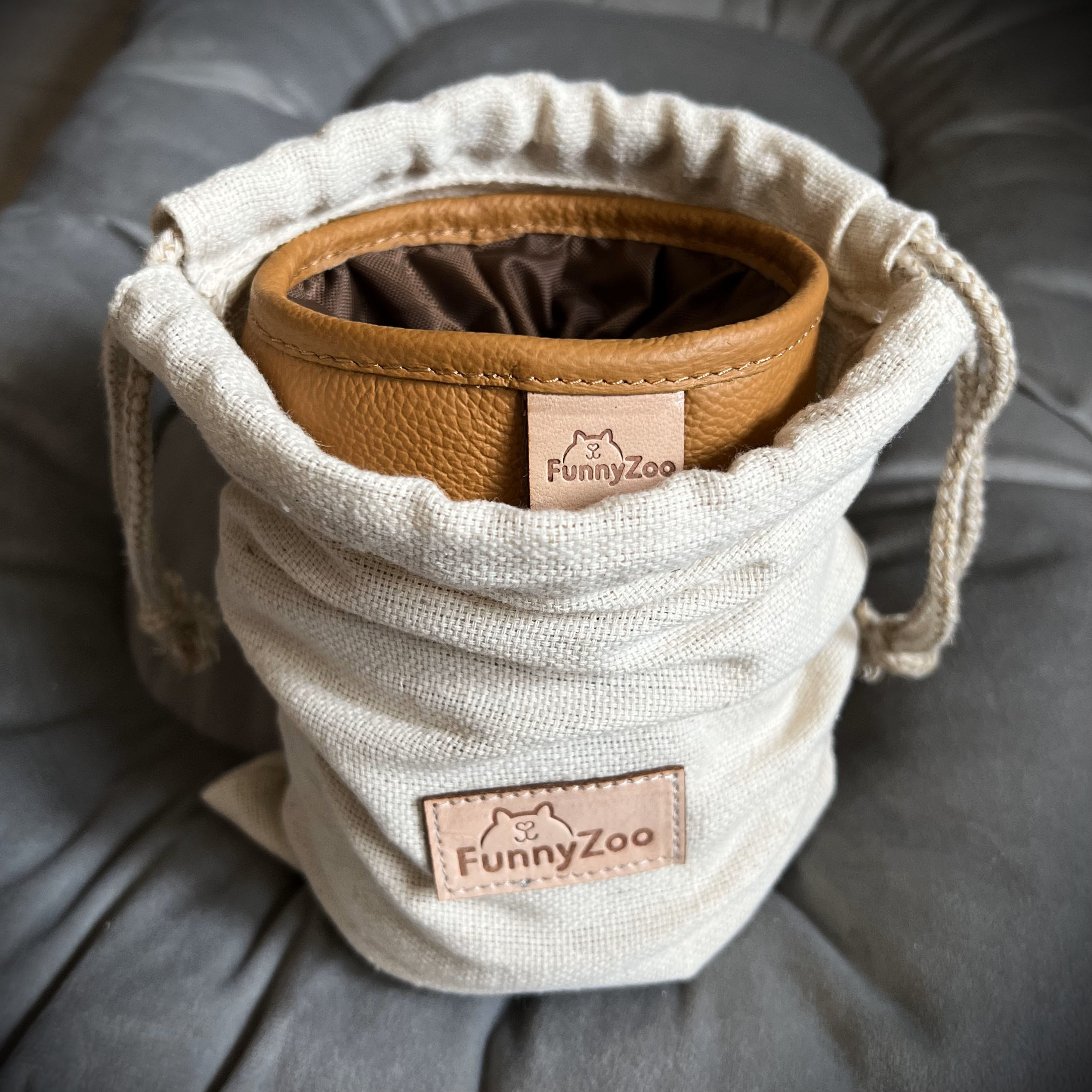 Stylish TRAINING POUCH in genuine leather.