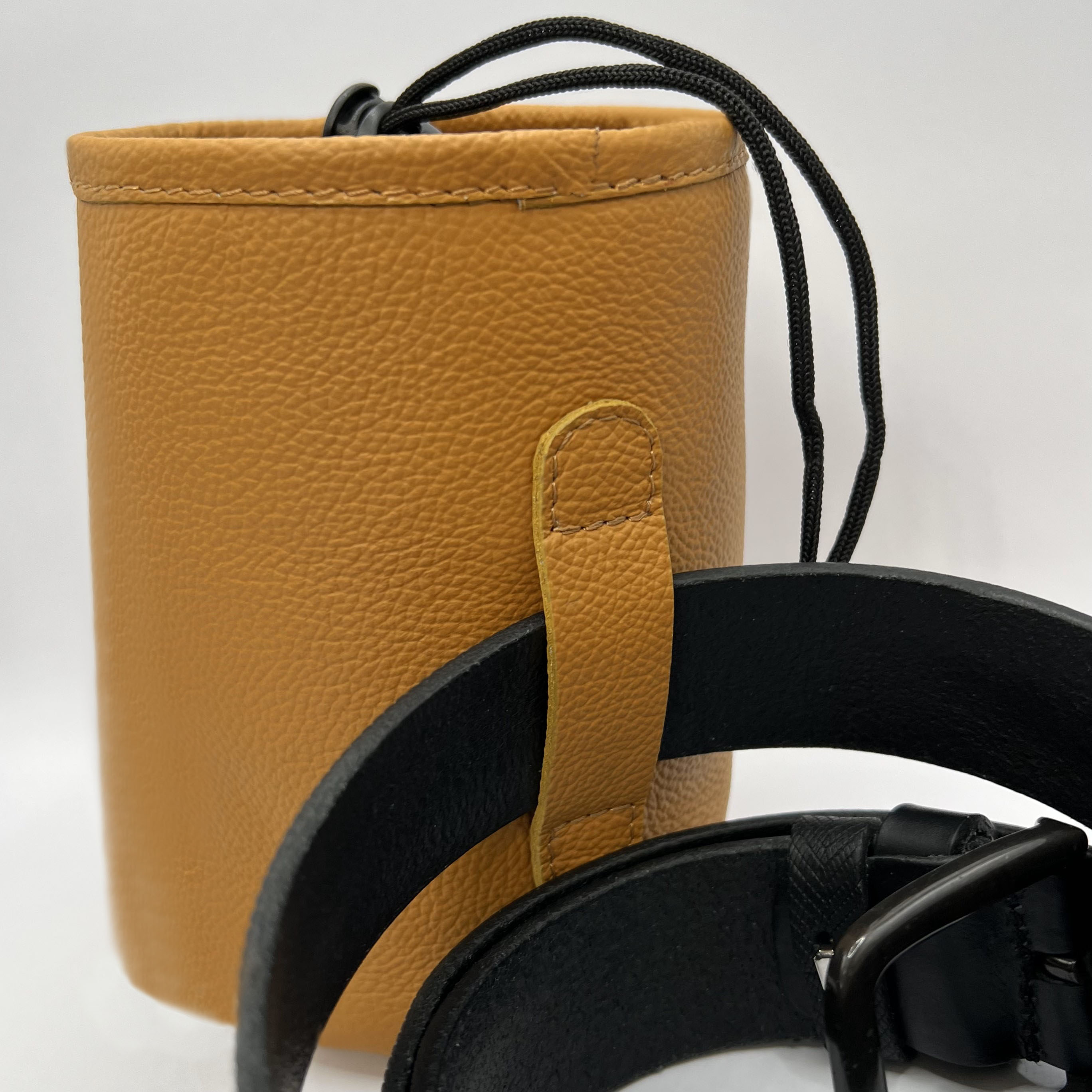 Stylish TRAINING POUCH in genuine leather.